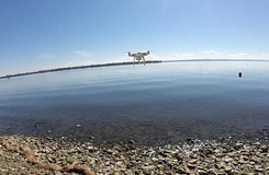 城會玩！加拿大男子成功用無人機釣到魚