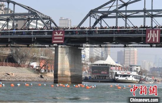 圖為活動(dòng)現(xiàn)場(chǎng)冬泳愛好者表演“漂游”?！钇G敏 攝