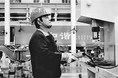 蘭州：寒夜黃河邊，他一把拉出落水大學(xué)生