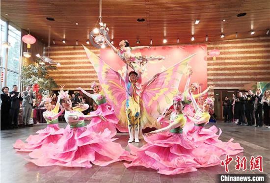 圖為雜技演員通過精湛的技藝贏得了滿堂喝彩。　甘肅省文化和旅游廳網(wǎng)站 攝