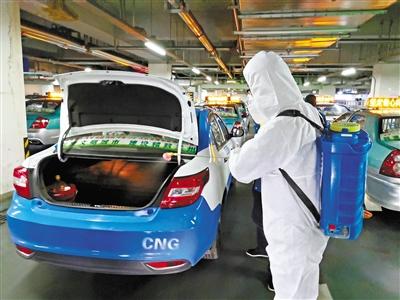 免費接送一線抗“疫”人員 蘭州奔馬雷鋒車隊，你們真棒！