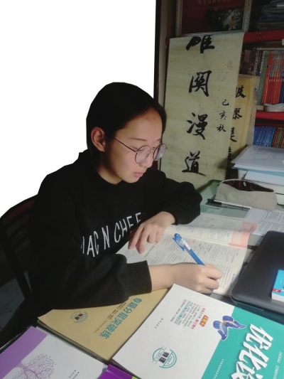 自覺自律上網課 師生共同嘗試學習新模式 高三學生“網上”積極備考