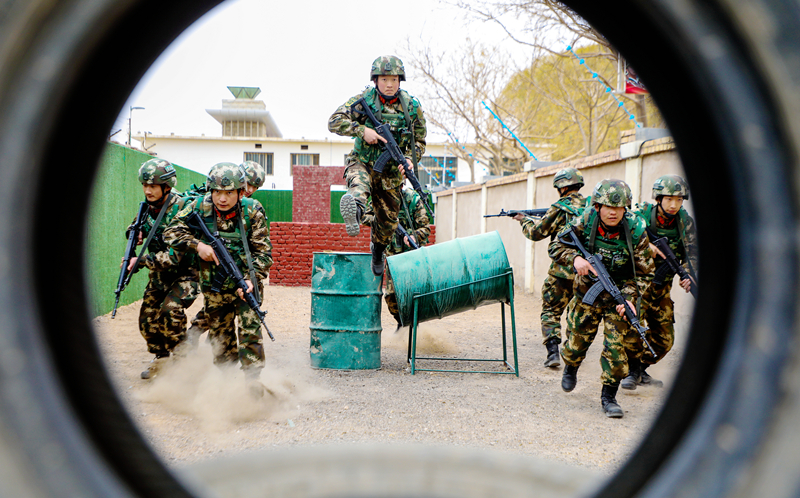 甘肅武警：實(shí)戰(zhàn)演練陣勢猛