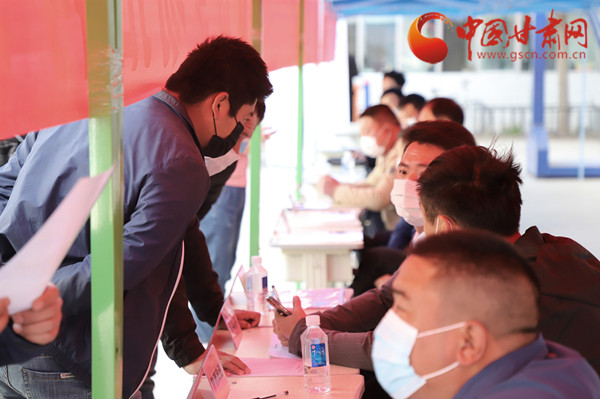 【甘肅省決戰(zhàn)決勝脫貧攻堅(jiān)】扶貧又扶志！把“就業(yè)大禮包”送到貧困戶家門口（圖）