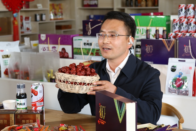 “縣長(zhǎng)直播天團(tuán)”唱響“甘貨春之聲”，售出近30種甘貨1萬(wàn)余件 開(kāi)進(jìn)直播間的網(wǎng)絡(luò)扶貧博覽會(huì)，受百萬(wàn)網(wǎng)友點(diǎn)贊 