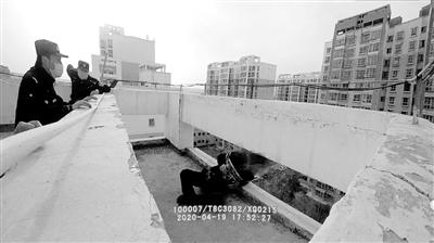 蘭州一男子醉臥樓頂欲輕生 民警及時相救化危機(jī)