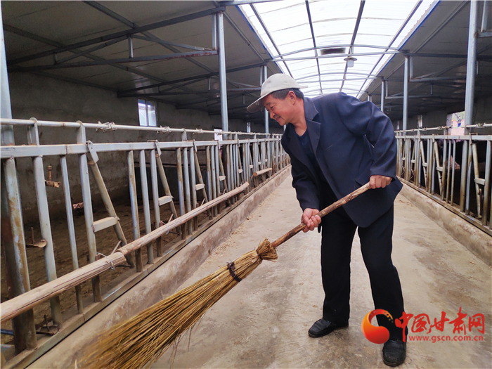 【甘肅省決戰(zhàn)決勝脫貧攻堅(jiān)】脫貧戶(hù)李明堂：脫貧也光榮 幸?？侩p手