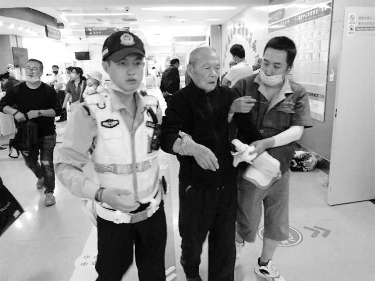 蘭州街頭最美的一次逆行！耄耋老人摔倒街頭 交警的哥合力救助3分鐘