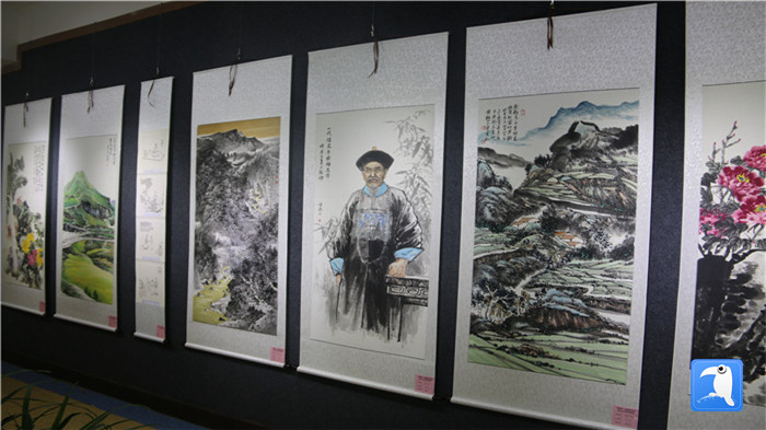 7月1日上午，定西市通渭縣紀(jì)委監(jiān)委舉辦“襄郡清風(fēng)·喜迎建黨99周年”廉政文化書畫展， 共同為黨的生日獻(xiàn)禮。_副本.jpg