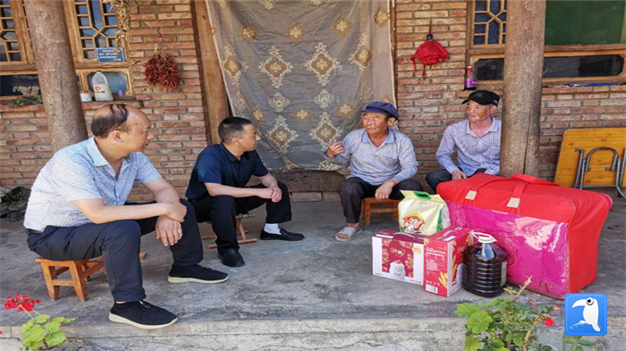 在建黨99周年來臨之際，隴南市禮縣紀(jì)委監(jiān)委在中壩鎮(zhèn)、三峪鄉(xiāng)開展“七一”慰問老黨員、困難黨員活動(dòng)，為他們送去組織的關(guān)懷和節(jié)日的問候。_副本.jpg