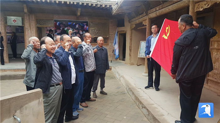 7月1日，臨夏州紀(jì)委監(jiān)委機(jī)關(guān)黨總支組織退休黨支部部分黨員前往東鄉(xiāng)縣布楞溝村史館，開展主題黨日活動(dòng)。_副本.jpg
