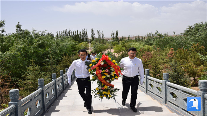 七一”前夕，白銀市紀(jì)委監(jiān)委機(jī)關(guān)黨委組織黨員來到紅軍西路軍景泰烈士陵園開展主題黨日活動(dòng)。 朱鵬拍攝_副本.jpg