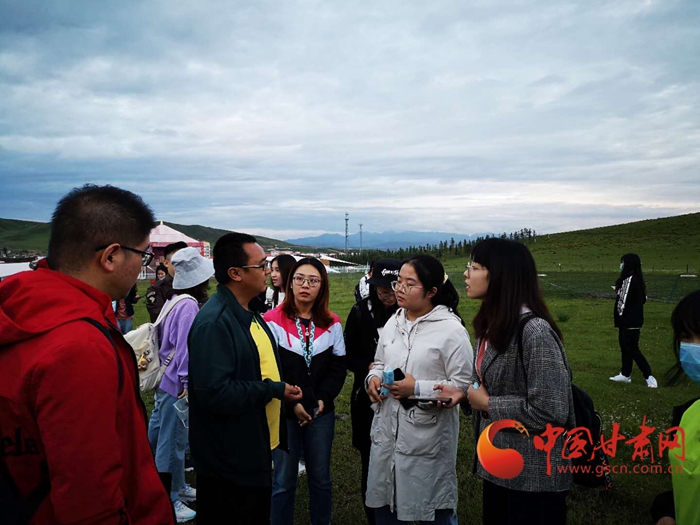“草原教學(xué)”別開生面  《甘南日報(bào)》記者馬保真對蘭大新聞學(xué)子進(jìn)行實(shí)務(wù)指導(dǎo)