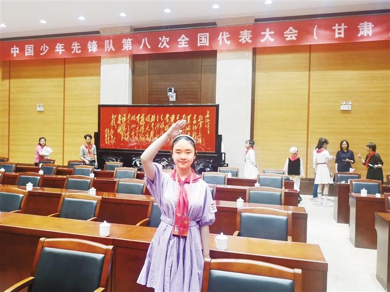 代表蘭州少先隊員參加全國少代會——這個小姑娘，攢勁！