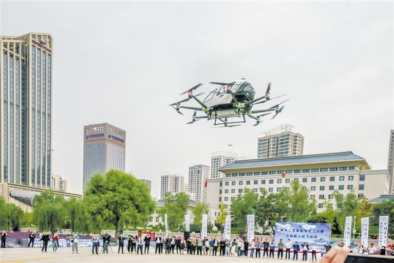 超酷、超刺激！智能駕駛飛行器在蘭載人試飛
