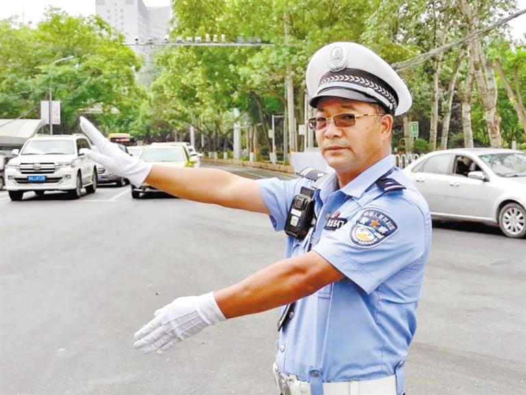 蘭州城關(guān)區(qū)交警大隊一線老交警馬驍：俯首甘為“老黃?！?>
        </a><em>蘭州城關(guān)區(qū)交警大隊一線老交警馬驍：俯首甘為“老黃?！?/em></li>
    <li><a  target=