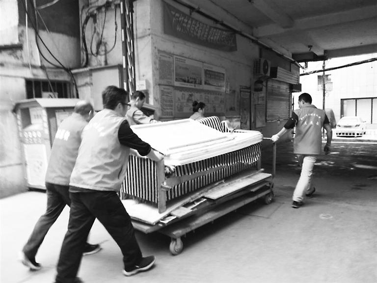 蘭州曹家廳社區(qū):“清潔家園”志愿者們在行動(dòng)