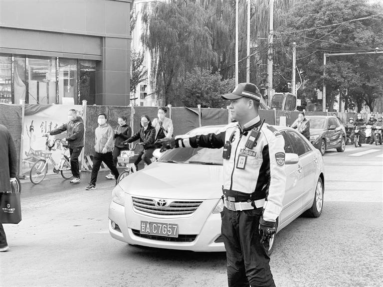 近期蘭州市區(qū)多處路段占道施工，高峰期市民請(qǐng)盡量繞行