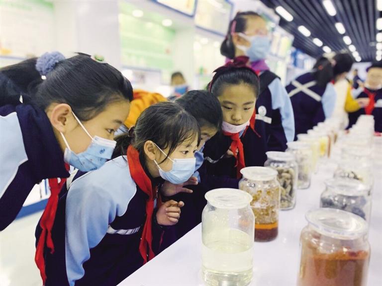 小學(xué)生體驗科技如何為食品藥品“保安全” 增強(qiáng)舌尖上的安全意識