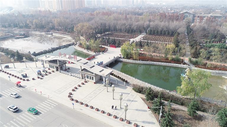 　初冬時節(jié)，臨夏市東郊公園里,楓樹、松柏、云杉等樹木色彩斑斕