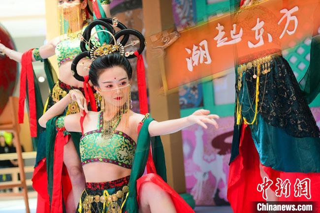 圖為今年9月5日，在重慶亮相的敦煌博物館“潮起東方”主題活動(dòng)現(xiàn)場(chǎng)。敦煌博物館供圖