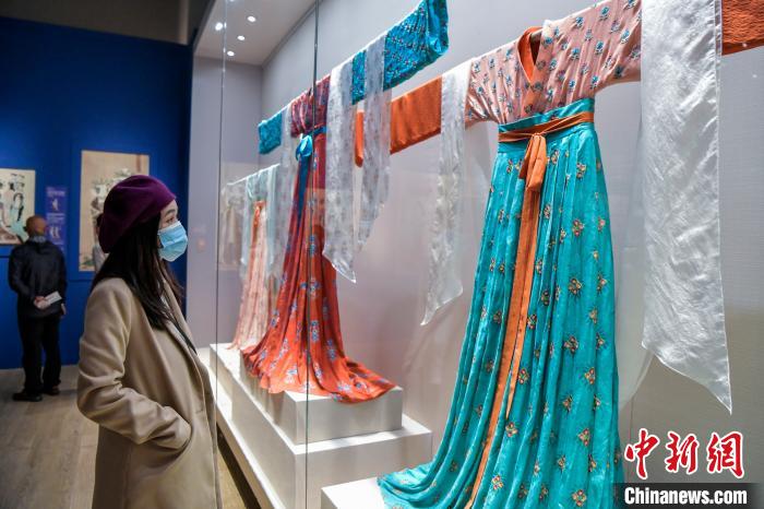 觀眾在參觀唐代服飾。　駱云飛 攝