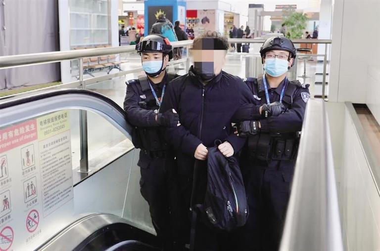 “隴風(fēng)2020”專項行動甘肅機場公安再添戰(zhàn)果 抓獲電信網(wǎng)絡(luò)詐騙案犯罪嫌疑人3人