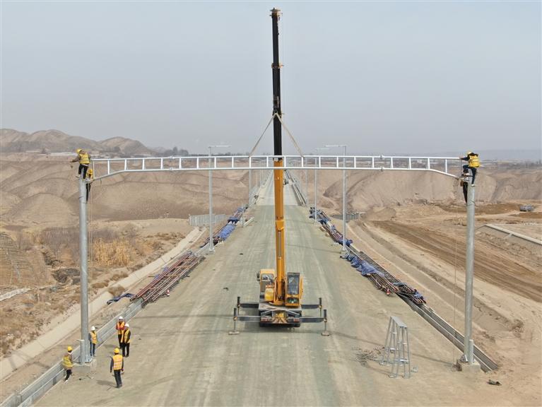 新建中蘭客專(zhuān)（甘肅段） 首組接觸網(wǎng)硬橫梁成功架設(shè)