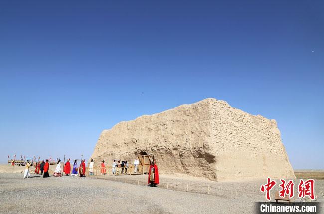 數(shù)十位身著古裝的女性通過體驗(yàn)賞漢舞、習(xí)漢禮、吟誦詩(shī)詞等中華傳統(tǒng)文化，再現(xiàn)古絲綢之路的繁華盛景。　王菁 攝