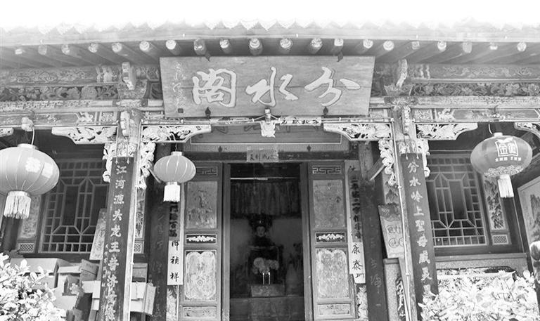 秦嶺鎮(zhèn)分水閣，一屋檐水分江河 這里可看水系奇觀，可賞連翹花海