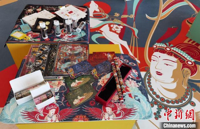 60余類敦煌主題的文創(chuàng)產(chǎn)品讓人愛不釋手?！《∷?攝