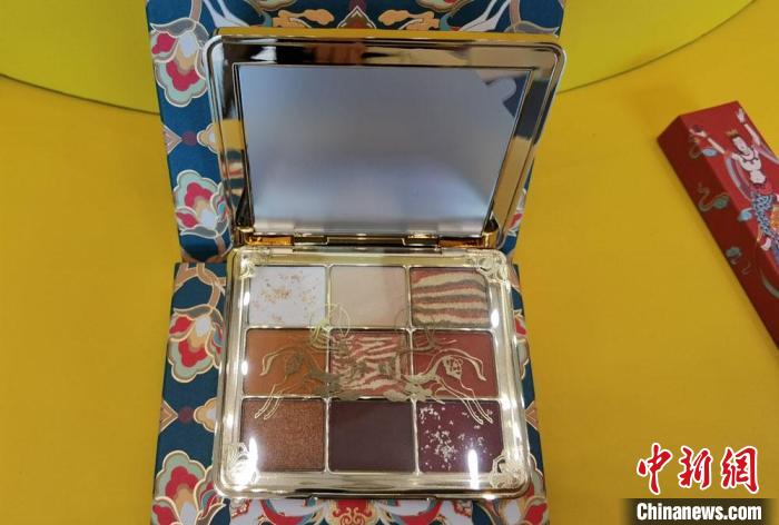 圖為取材壁畫色彩的敦煌美妝?！《∷?攝