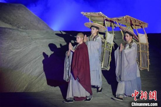 圖為演出現(xiàn)場，該劇獨(dú)創(chuàng)360度旋轉(zhuǎn)并前后移動(dòng)觀眾席，顛覆傳統(tǒng)劇場舞臺(tái)表演模式。　王斌銀 攝