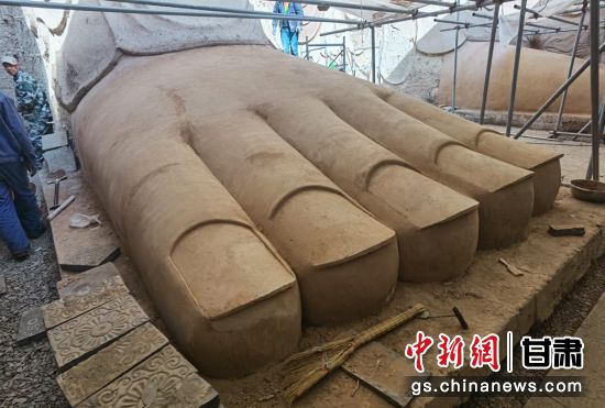 圖為中國(guó)“石窟鼻祖”天梯山石窟第13窟大佛足部與局部危巖體搶救性保護(hù)項(xiàng)目施工現(xiàn)場(chǎng)。陳曉斌 攝