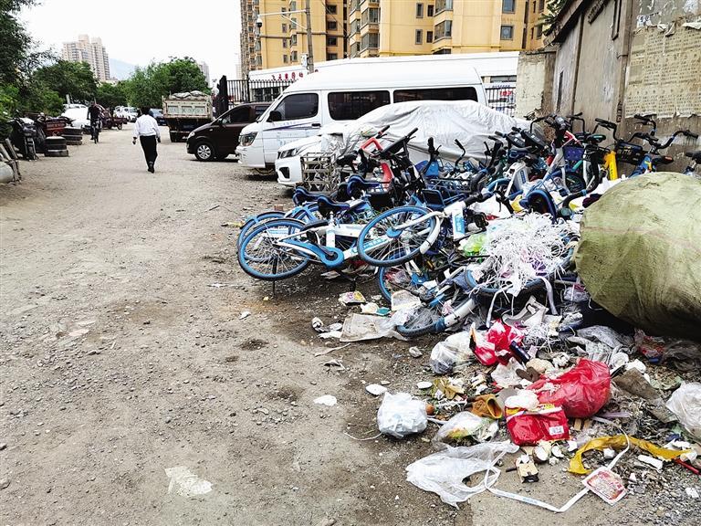 百米土路臟亂差，誰來管？經(jīng)記者協(xié)調(diào)，社區(qū)組織志愿者進(jìn)行了清理