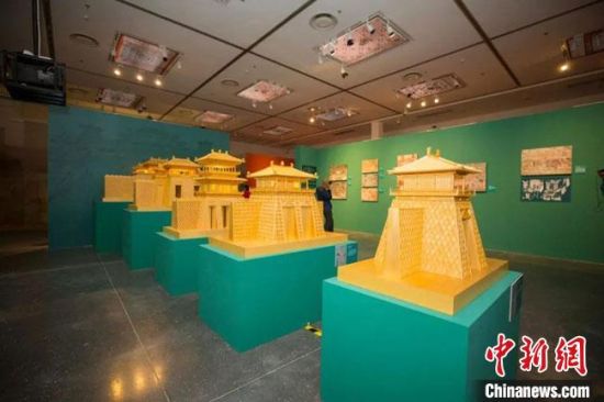 圖為呈現(xiàn)敦煌壁畫(huà)中的建筑和園林之美的復(fù)原模型。(資料圖) 敦煌研究院供圖