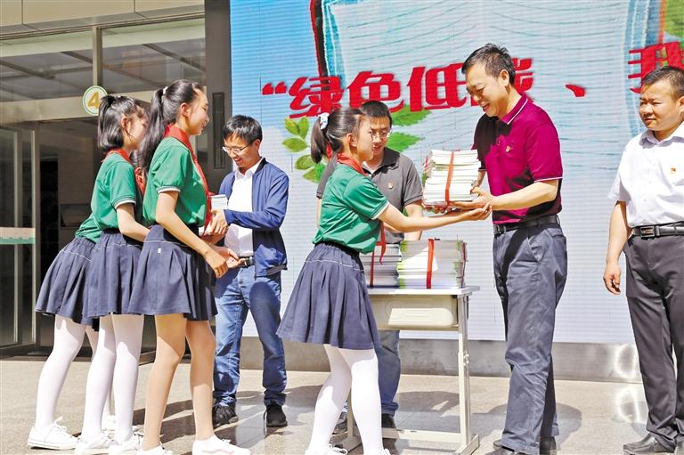 甘肅省生態(tài)環(huán)境廳開展送書進?；顒?>
        </a><em>甘肅省生態(tài)環(huán)境廳開展送書進校活動</em></li>
    <li><a  target=