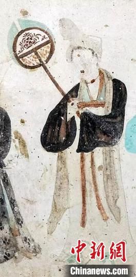 “一把小扇在手，笑對仲夏酷暑?！眻D為莫高窟第468窟《執(zhí)團扇女供養(yǎng)人》(中唐)?！《鼗脱芯吭汗﹫D