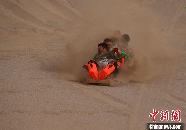 6月13日，敦煌鳴沙山月牙泉景區(qū)舉辦滑沙比賽?！●T豆 攝