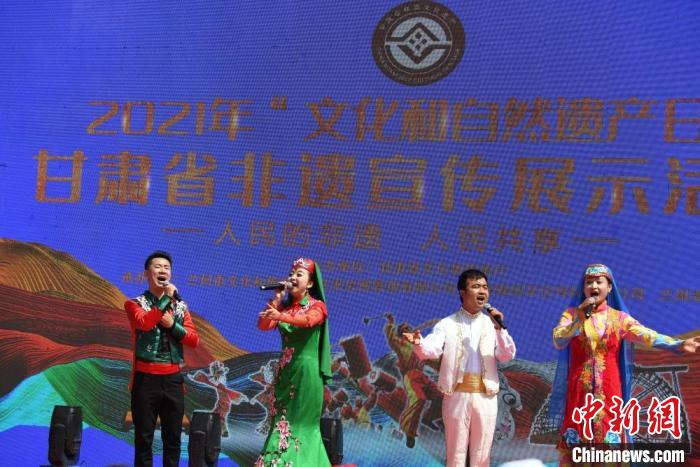 圖為甘肅臨夏回族自治州非遺傳承人演唱花兒?！钇G敏 攝