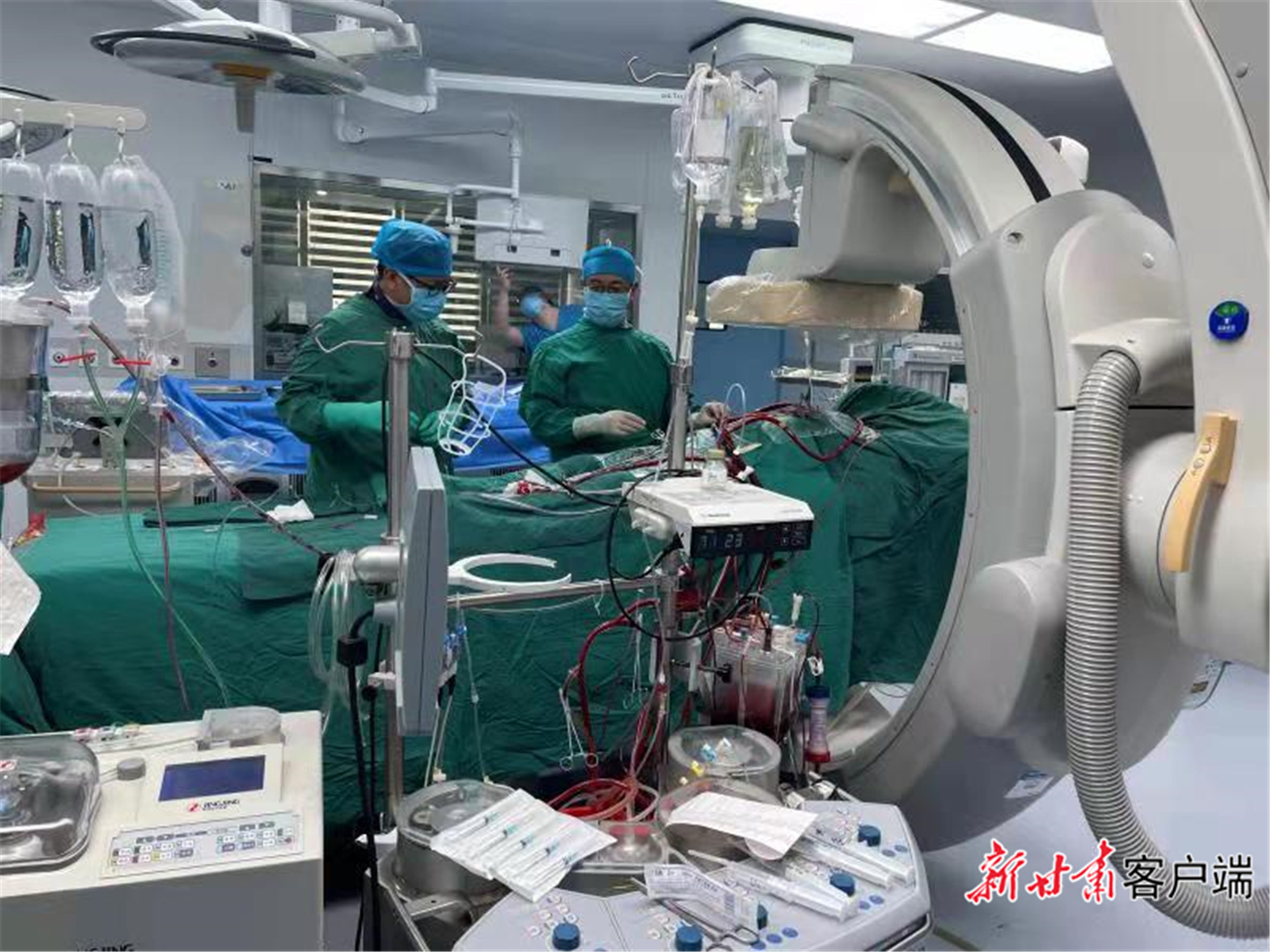 填補省內(nèi)空白，蘭大一院連續(xù)完成“一站式”雜交手術(shù)