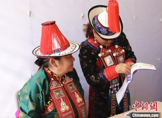 圖為用活態(tài)傳習(xí)的模式促進裕固族非物質(zhì)文化遺產(chǎn)的保護傳承?！∈缝o靜 攝