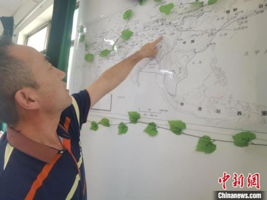 圖為甘肅省社會科學(xué)院絲綢之路研究所所長侯宗輝指出《絲綢之路古文明》課題組考察線路?！￠Z姣 攝