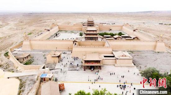 圖為7月中旬，世界文化遺產(chǎn)——嘉峪關，它是中國明代萬里長城的西端起點?！「哒埂z