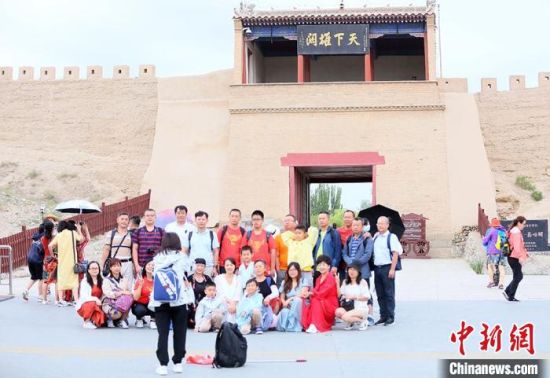 歷經(jīng)數(shù)十載保護修繕的古老關城得以延年益壽，成為了海內(nèi)外游客“絲路游”的必經(jīng)打卡地?！「哒?攝