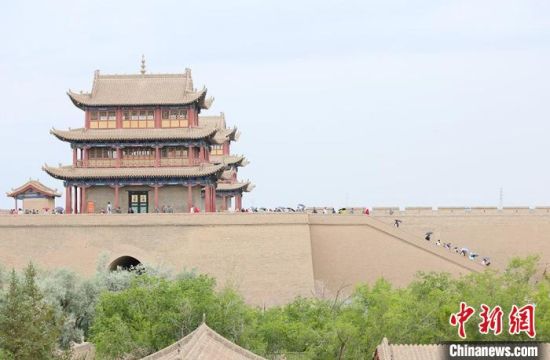 歷經(jīng)數(shù)十載保護(hù)修繕的古老關(guān)城得以延年益壽，成為了海內(nèi)外游客“絲路游”的必經(jīng)打卡地?！「哒?攝