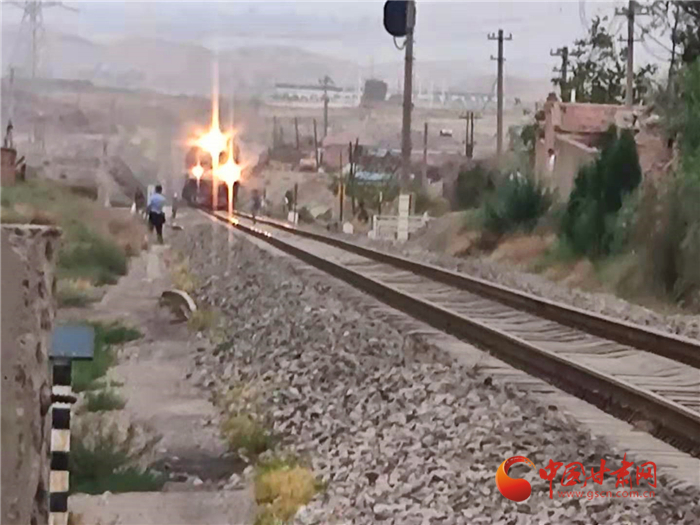 驚險(xiǎn)！火車(chē)來(lái)臨小男孩鐵路上玩耍 蘭鐵民警飛奔將其救下