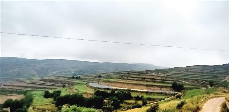 蘭州市榆中縣加快推進(jìn)高標(biāo)準(zhǔn)農(nóng)田和高效節(jié)水項目建設(shè) 整零成片 黃土梁實現(xiàn)機械化耕種