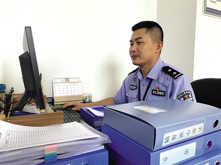 “身為黨員，就應(yīng)該第一個(gè)往前沖”