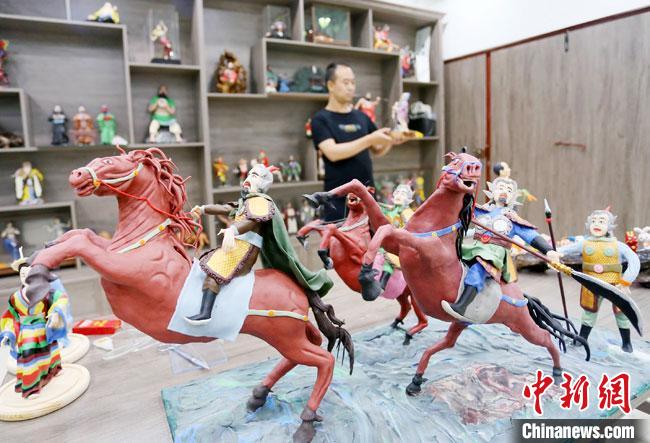 安秋平是成州面塑第五代傳承人，也是當?shù)匚ㄒ粓允孛嫠苤谱鞯娜??！「哒?攝